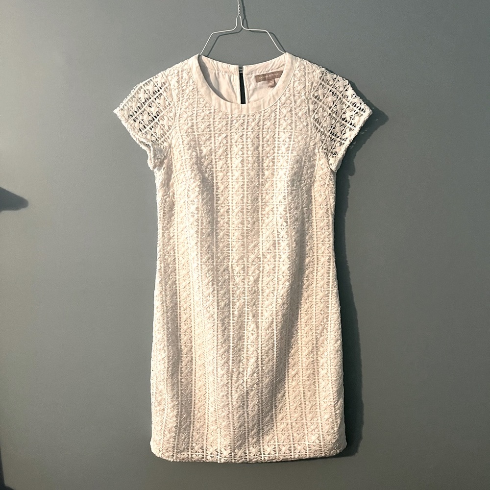 Banana Republic White Cotton Lace Shift Dress. Size 4 but fits like a 2